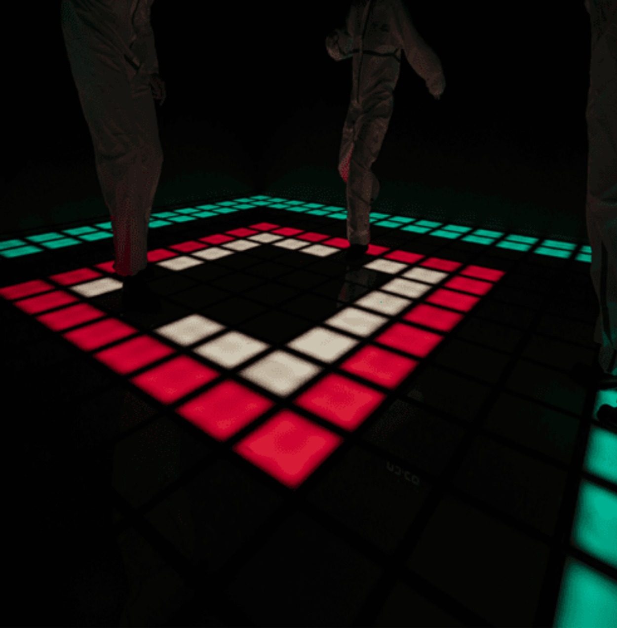 Défi Grid : sol de dalles lumineuses rouges et vertes