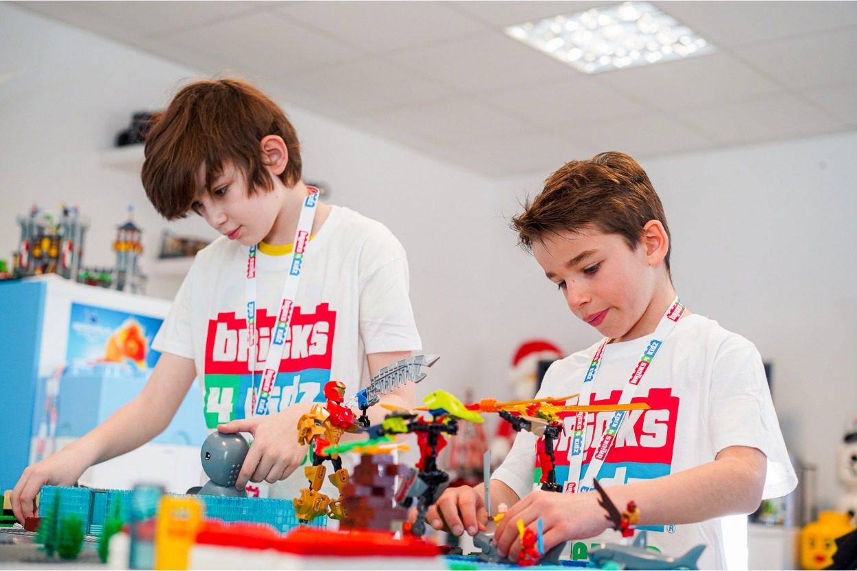 Enfants assemblant des briques LEGO® en atelier