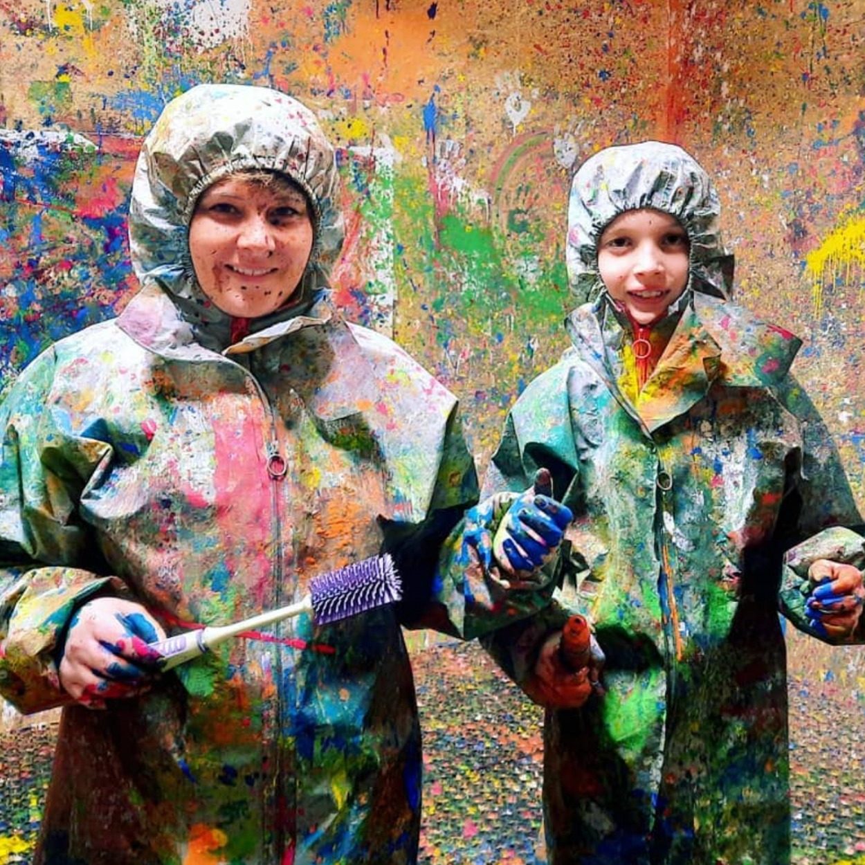 Deux enfants en combinaison couverte de peinture chez ColoRoom