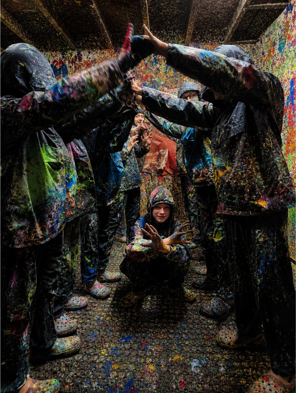 Room Nuit : groupe vu du dessus, peinture fluorescente sous lumière UV