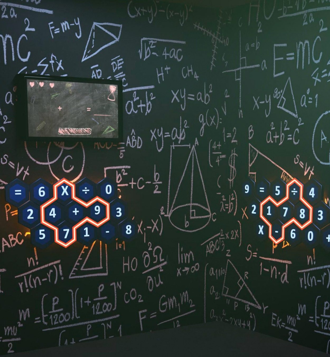Salle Genius : tableau noir couvert de formules, opérations à résoudre en équipe