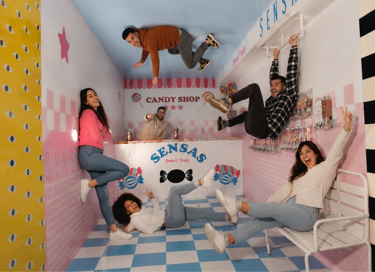 Salle Candy Shop de SENSAS à Genève, groupe posant dans le décor renversé